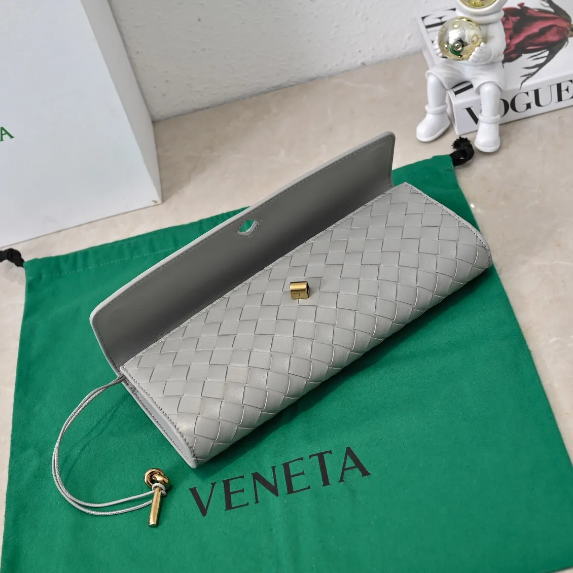 The batch of 1360 BV Andiamo evening handbags has been heavily planted again~ The designer aesthetics in the era of economic downturn are back. I fall in love with it at first sight and can't put it down. It's so beautiful and full of aura. The shape and texture are very competitive. It's light in weight and has sufficient capacity. It's a must-have for fashionistas. It's suitable for many occasions, minimalist, high-end and light luxury. Model No.: 741511 Size: 31*13*3cm